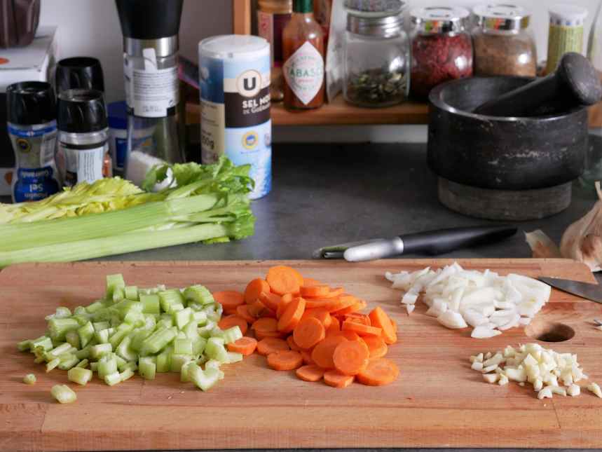 Les légumes pour le hachis parmentier : carotte, céleri, oignons et ail